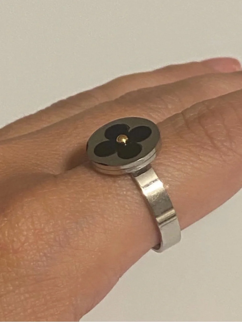 Vintage Black Clover Motif Stainless Steel Women's Ring - Size 8